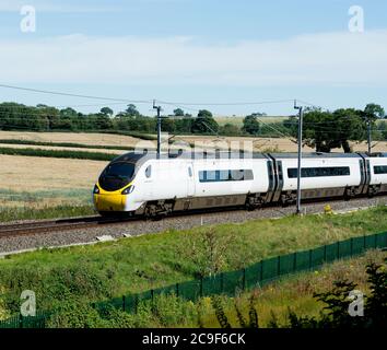 Train électrique Avanti West Coast Pendolino sur la West Coast Main Line, Northamptonshire, Royaume-Uni Banque D'Images