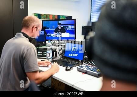 Karlsruhe, Allemagne. 30 juillet 2020. Dirigé avec plusieurs moniteurs au niveau de l'ensemble général numérique. GES/football/2ème Bundesliga: Assemblée générale extraordinaire du Club sportif Karlsruher, 30 juillet 2020 | usage dans le monde crédit: dpa/Alay Live News Banque D'Images