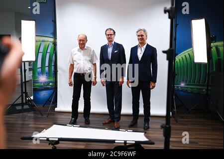 Le nouveau Praesidium du KSC avec le Vice-président Guenter Pilarsky, le Président Holger Siegmund-Schultze et le Vice-président Martin Mueller (de gauche à droite) lors d'une séance photo après l'élection. GES/football/2ème Bundesliga: Assemblée générale extraordinaire du Club sportif Karlsruher, 30 juillet 2020 | utilisation dans le monde entier Banque D'Images