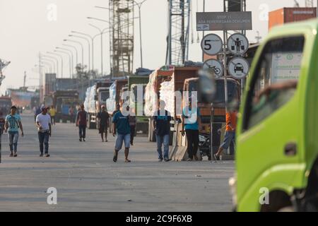 Jakarta, Sunda Kelapa Port, Indonésie - 15 juillet 2019 : bateaux, marchandises et travailleurs dans le port de la ville de Jakarta, sur les rives de la baie de Jakarta. Banque D'Images