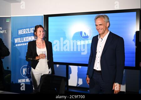 Le nouveau vice-président Martin Mueller (r) est heureux de l'élection. GES / football / 2ème Bundesliga: Assemblée générale extraordinaire du Club de sport Karlsruher, 30 juillet 2020 | utilisation dans le monde entier Banque D'Images