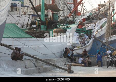 Jakarta, Sunda Kelapa Port, Indonésie - 15 juillet 2019 : bateaux, marchandises et travailleurs dans le port de la ville de Jakarta, sur les rives de la baie de Jakarta. Banque D'Images