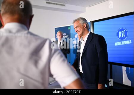 Le nouveau vice-président Martin Mueller (r) est heureux de l'élection. GES / football / 2ème Bundesliga: Assemblée générale extraordinaire du Club de sport Karlsruher, 30 juillet 2020 | utilisation dans le monde entier Banque D'Images