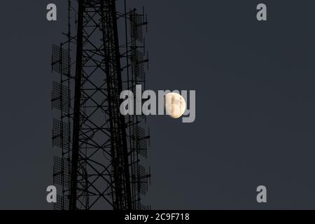 Demi-lune avec antenne au-dessus de la ville d'Istanbul Banque D'Images