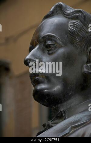 Profil de la face de Giacomo Puccini (1858-1924) sur la statue en bronze de 1994, assise à Piazza della Citadelle, Lucca, Toscane, Italie, par le sculpteur et peintre Vito Tongiani, représentant le compositeur d'opéras romantiques et dramatiques tels que Madame Butterfly, la bohème, Tosca, Turandot et Manon Lescaut. La place est surplombée par Casa di Puccini, la maison familiale du compositeur et lieu de naissance. La maison, entrée de Corte San Lorenzo, est maintenant le Musée Puccini, dédié à sa vie et à ses œuvres. Banque D'Images