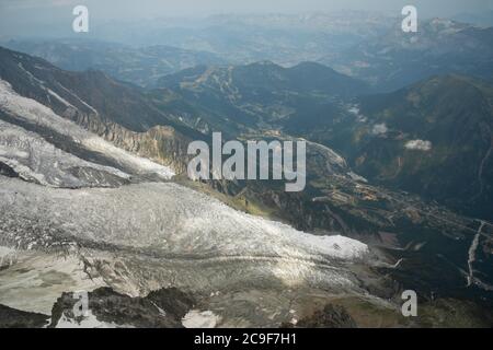 Vue aérienne sur Chamonix et les montagnes alpines et glaciers environnants. Vue panoramique avec détails nets et textures de roche et de glace. Banque D'Images