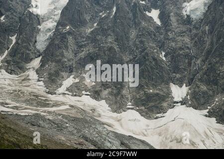 Composition abstraite de roches, de glace et de neige sur le flanc d'une montagne. Graphique avec beaucoup de détails. Banque D'Images