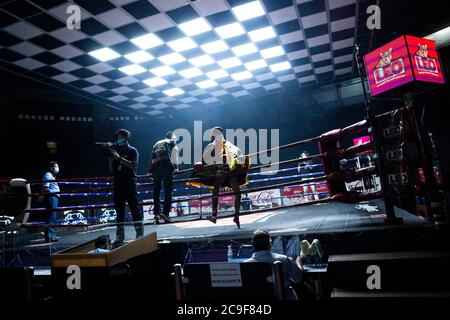 Bangkok, Thaïlande. 30 juillet 2020. Watcharaponon porte un masque lorsqu'il entre dans le ring au stade Rajadamnern à Bangkok, en Thaïlande. Le public est interdit d'assister à des matchs télévisés en direct, et les concurrents, leurs équipes et arbitres doivent se mettre en quarantaine deux semaines avant le match. Depuis la levée des mesures nationales de verrouillage le 1er juillet, la Thaïlande a entamé un retour lent mais délibéré à un état de choses semi-normal qui a été l'un des plus réussis au monde. Credit: Andre Malerba/ZUMA Wire/Alay Live News Banque D'Images