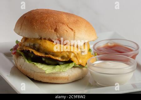 Hamburger classique parfait, cheeseburger au fromage Banque D'Images