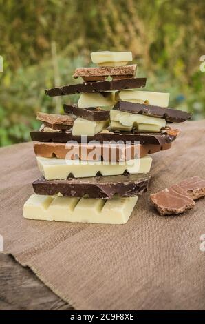 Groupe de barres de chocolat différentes couleurs. Différents types de bonbons assortis. Mélanger les barres de chocolat de différentes couleurs et de différents types. Banque D'Images