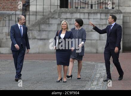 (De gauche à droite) Taoiseach Micheal Martin, première ministre adjointe Michelle O'Neill, première ministre Arlene Foster et Tanaiste Leo Varadkar au château de Dublin pour le premier sommet du Conseil ministériel Nord-Sud (CSNM) depuis avant l'effondrement de l'administration de partage des pouvoirs en Irlande du Nord. Banque D'Images