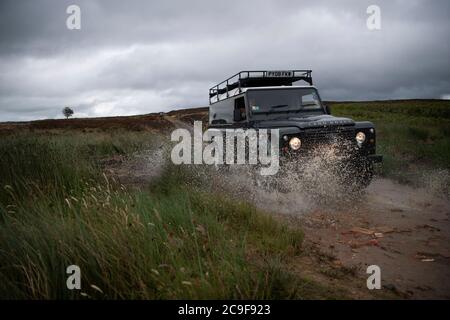 North Yorshire Moors, Royaume-Uni - juillet 23 2020 : un Land Rover Defender sur une voie verte dans les North Yorkshire Moors en Angleterre. Banque D'Images