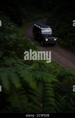 North Yorshire Moors, Royaume-Uni - juillet 23 2020 : un Land Rover Defender sur une voie verte dans les North Yorkshire Moors en Angleterre. Banque D'Images