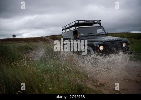 North Yorshire Moors, Royaume-Uni - juillet 23 2020 : un Land Rover Defender sur une voie verte dans les North Yorkshire Moors en Angleterre. Banque D'Images