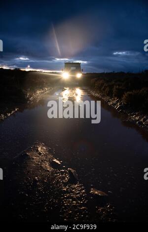 North Yorshire Moors, Royaume-Uni - juillet 23 2020 : un Land Rover Defender sur une voie verte dans les North Yorkshire Moors en Angleterre. Banque D'Images