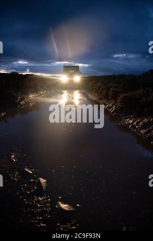 North Yorshire Moors, Royaume-Uni - juillet 23 2020 : un Land Rover Defender sur une voie verte dans les North Yorkshire Moors en Angleterre. Banque D'Images