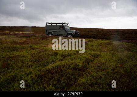 North Yorshire Moors, Royaume-Uni - juillet 23 2020 : un Land Rover Defender sur une voie verte dans les North Yorkshire Moors en Angleterre. Banque D'Images