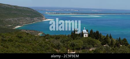 Arrabida montagnes au-dessus de Portinho da Arrabida et d'autres plages face à l'océan bleu. Petite chapelle chrétienne de l'ancien couvent sur le premier plan, tr Banque D'Images