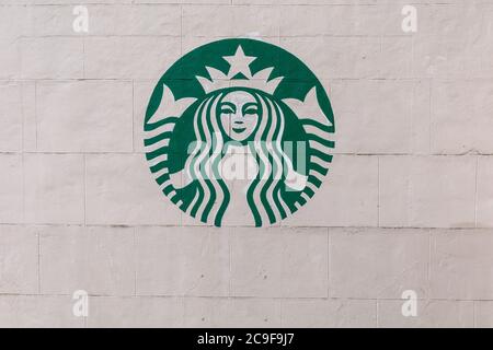 Logo de la chaîne de café Starbucks sur un mur lisse, Londres, Royaume-Uni Banque D'Images