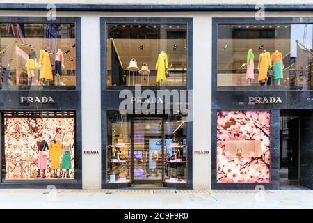 Extérieur de la marque de luxe Prada à New Bond Street, Mayfair, Londres, Angleterre, Royaume-Uni Banque D'Images