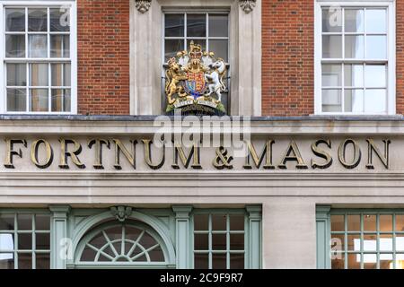 Fortnum & Mason, célèbre magasin britannique traditionnel et marque de luxe, logo extérieur, Mayfair, Londres, Angleterre, Royaume-Uni Banque D'Images