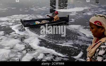 New Delhi, New Delhi, Inde. 30 juillet 2020. Les pêcheurs indiens sillent son bateau dans l'eau polluée de la rivière Yamuna le 30 juillet 2020 à New Delhi, en Inde. Comme les gouvernements ont autorisé la détente dans les bordures de trottoir après deux mois de confinement pour prévenir la propagation du coronavirus, la pollution est revenue à la rivière Yamuna, car on trouve de la mousse toxique qui coule sur l'eau de la rivière. Elle s'étend sur 855 milles au nord du pays, À sa source dans l'Himalaya, son eau est limpide. Cependant, une fois qu'il traverse New Delhi, il se transforme en l'un des fleuves les plus filteux du monde. (Credit image: © Vijay Banque D'Images