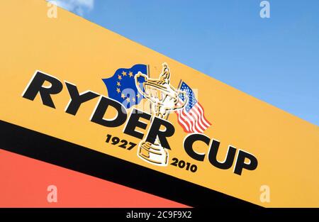 Signes pour le tournoi de golf Ryder Cup à l'extérieur du Celtic Manor Resort à Newport, Royaume-Uni où la compétition a eu lieu en 2010. Banque D'Images