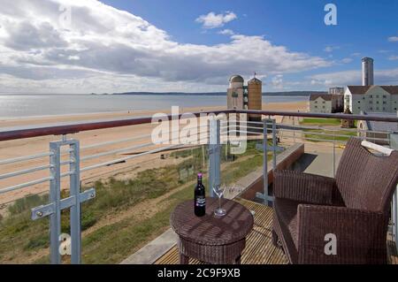 Vue depuis le balcon d'un appartement à Swansea Marina, au sud du pays de Galles, Royaume-Uni avec la pointe de Mumbles au loin. Banque D'Images