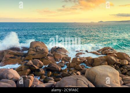 Port Elliot littoral sauvage au coucher du soleil, péninsule de Fleurieu, Australie méridionale Banque D'Images