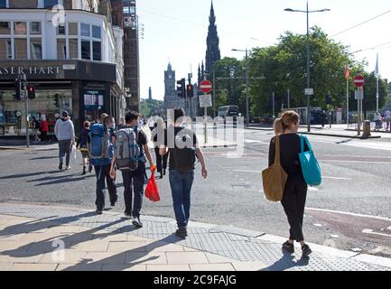 Édimbourg, Écosse, Royaume-Uni. 31 juin 2020. Journée chaude à Édimbourg 22 degrés centigrades à midi avec un soleil brumeux pour les touristes arrivant avec leurs bagages et visitant le centre-ville. Banque D'Images