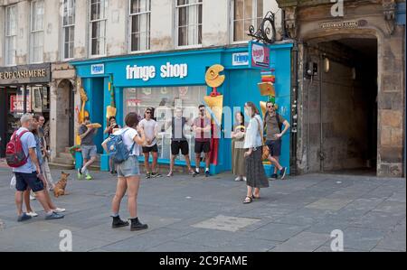 Édimbourg, Écosse, Royaume-Uni. 31 juin 2020. Journée chaude à Édimbourg 22 degrés centigrades à midi avec un soleil brumeux pour les touristes visitant le centre-ville Royal Mile pour une visite à pied. Banque D'Images