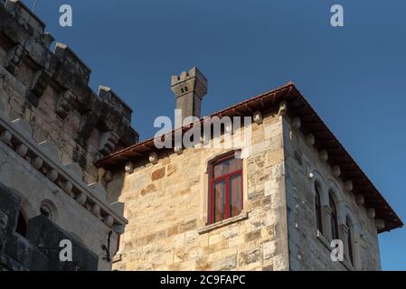 Détail architectural d'un faux château maison de maître de bâtiment en pierre au bord de la mer sur la promenade à Estoril, Portugal Banque D'Images