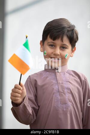 Kamil Ayub, 6 ans, détient un drapeau irlandais à Croke Park, Dublin, alors que des mosquées à travers l'Irlande sont en train de marquer l'occasion d'Eid Al Adha, le festival du sacrifice - avec le plus grand événement qui a lieu au siège de GAA à Dublin. Banque D'Images