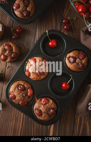 Muffins à la banane végétalienne saine avec baies fraîches sur fond de bois brun. Vue de dessus. Nourriture d'été Banque D'Images