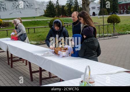 Brest, Bélarus - 18 avril 2020 : paroissiens masqués en relation avec le Covid-19 pour 2020 Pâques orthodoxes. Banque D'Images