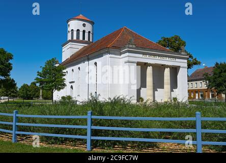 Neuhardenberg, Allemagne. 31 juillet 2020. L'église Schinkel sur le terrain de la Fondation du château de Neuhardenberg. Après la pause liée à une pandémie, la Fondation Schloss Neuhardenberg se déplace en plein air avec un nouveau programme d'été à partir du 1er août 2020. Jusqu'en 23.08.2020, environ 20 événements dans le parc du château sont sur le programme. Credit: Patrick Pleul/dpa-Zentralbild/ZB/dpa/Alay Live News Banque D'Images