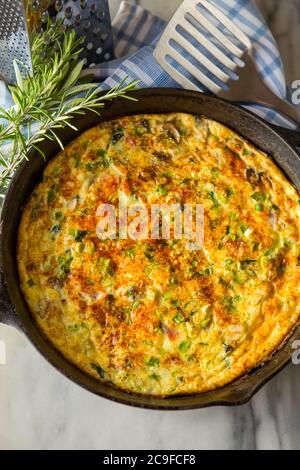 Frittata maison fraîche cuisinée dans une casserole en fonte. Banque D'Images