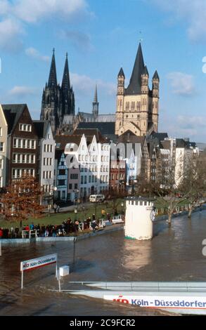 Hochwasser in Köln: Blick von der Deutzer Brücke auf die überschwemmte Rheinpromenade in der Altstadt, Deutschland 1995. Banque D'Images