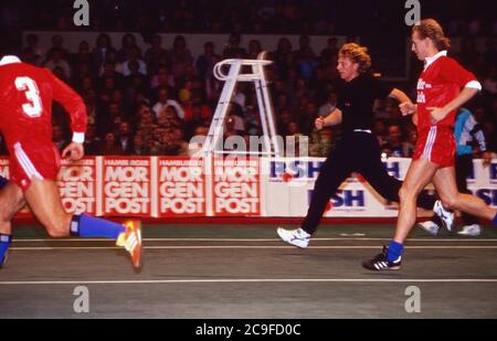 Tennis Gala zugunsten der Tore-Meinecke-Stiftung auf dem Rothebaum in Hamburg, Deutschland 1990, Gaststar: Boris Becker beim Fußball Banque D'Images