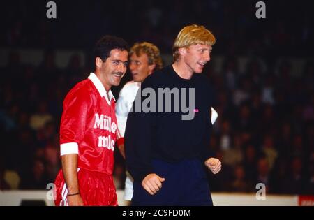 Tennis Gala zugunsten der Tore-Meinecke-Stiftung auf dem Rothebaum in Hamburg, Deutschland 1990, Gaststar: Boris Becker beim Fußball Banque D'Images