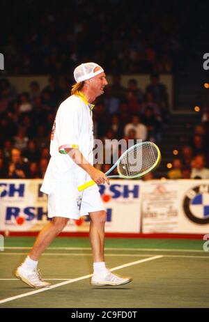 Tennis Gala zugunsten der Tore-Meinecke-Stiftung auf dem Rothebaum in Hamburg, Deutschland 1990, Gaststar: Otto Waalkes auf dem Tennisplatz Banque D'Images