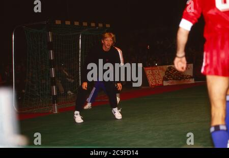 Tennis Gala zugunsten der Tore-Meinecke-Stiftung auf dem Rothebaum in Hamburg, Deutschland 1990, Gaststar: Boris Becker beim Fußball Banque D'Images