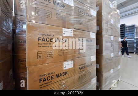 Erfurt, Allemagne. 31 juillet 2020. L'équipement de protection emballé est empilé dans l'entrepôt pandémique dans un entrepôt de la Croix-Rouge allemande (DRK). Le hall est l'entrepôt central du ministère de la Santé pour les équipements de protection individuelle tels que masques, robes, gants, lunettes, combinaisons et boucliers. Credit: Martin Schutt/dpa-Zentralbild/dpa/Alay Live News Banque D'Images