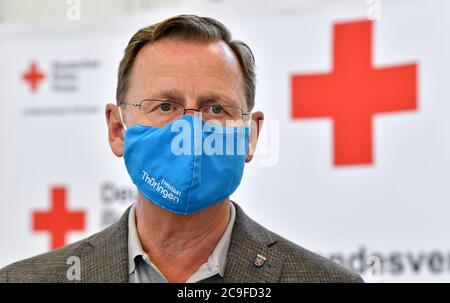 Erfurt, Allemagne. 31 juillet 2020. Bodo Ramelow (Die Linke), Premier ministre de Thuringe, visite le camp pandémique dans un entrepôt de la DRK (Croix-Rouge allemande). Le hall est l'entrepôt central du ministère de la Santé pour les matériaux destinés aux équipements de protection individuelle tels que les masques, les robes, les gants, les lunettes, les combinaisons et les boucliers. Credit: Martin Schutt/dpa-Zentralbild/dpa/Alay Live News Banque D'Images