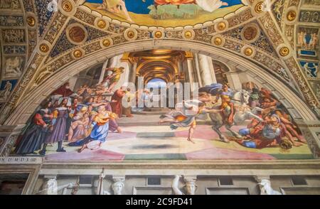 Les chambres Raphaël sont probablement les plus célèbres fresques du Musée du Vatican, et l'une des œuvres étonnantes de cette immense collection Banque D'Images