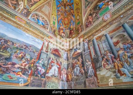 Les chambres Raphaël sont probablement les plus célèbres fresques du Musée du Vatican, et l'une des œuvres étonnantes de cette immense collection Banque D'Images