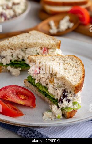 Sandwich à la salade Chickrn avec de la laitue sur du pain de blé entier coupé en deux sur une assiette Banque D'Images