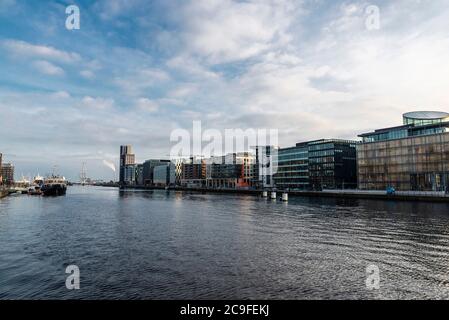 Dublin, Irlande - 1er janvier 2020 : immeubles de bureaux modernes à côté de la rivière Liffey dans le Grand Canal Dock appelé Silicon Docks, Dublin, Irlande Banque D'Images