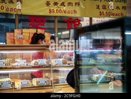 Sydney, Australie. 29 juillet 2020. Les clients font leurs achats dans une boulangerie chinoise du quartier chinois de Sydney, en Australie, le 29 juillet 2020. Aujourd'hui, avec des cas record de COVID-19 dans la ville de Melbourne et Sydney, potentiellement au bord d'une deuxième vague, les restaurants et les bars se préparent à être frappés par un retour au confinement alors qu'ils peinent à survivre. POUR ALLER AVEC 'Feature: Les restaurants emblématiques de Chinatown de Sydney s'adaptent à la vie sous COVID-19' crédit: Bai Xuefei/Xinhua/Alay Live News Banque D'Images