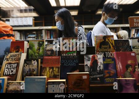 Hong Kong, CHINE. 31 juillet 2020. Les clients recherchent des articles à prix avantageux le dernier jour de la vente à l'intérieur DES LIVRES SWINDON à Hong Kong. Fondé en 1918, un libraire anglais vieux d'un siècle a fermé sa dernière librairie dans la ville aujourd'hui.juillet-31, 2020 Hong Kong.ZUMA/Liau Chung-ren crédit: Liau Chung-ren/ZUMA Wire/Alamy Live News Banque D'Images